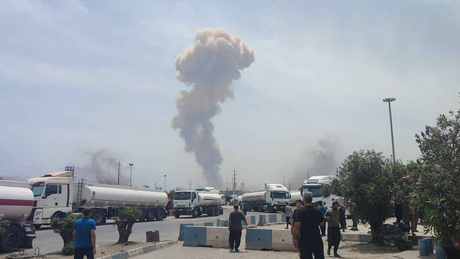 ارتجت الأرض.. انفجار كبير بميناء "رجائي" في إي